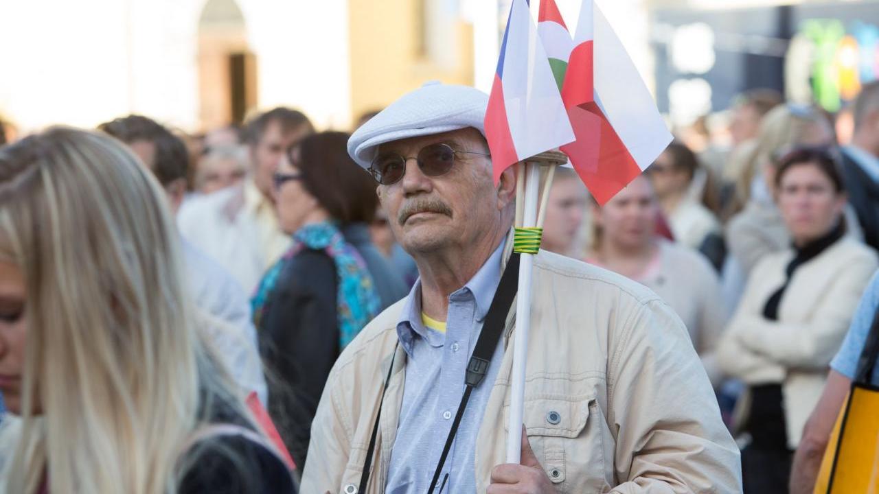 Rahvuskonservatiivsed tallinlased tervitasid Junckerit Ungari-Poola-Tšehhi lippude ja vilekooriga
