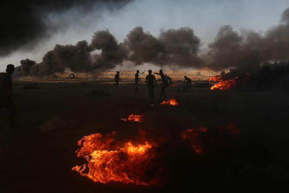 Palestiinlased põletavad rehve, et suitsu varjus piirile pääseda.