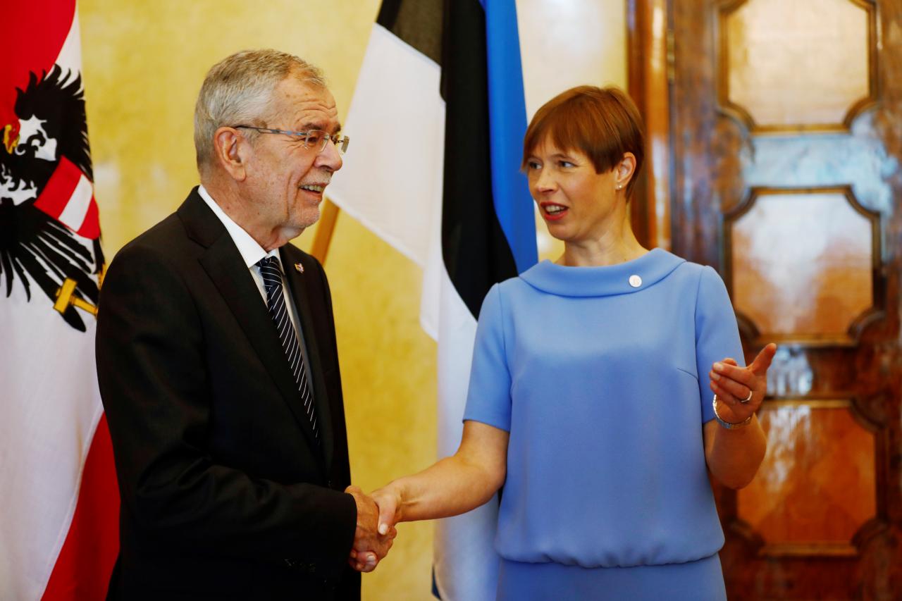 Президент эстонии и ее сын в платье