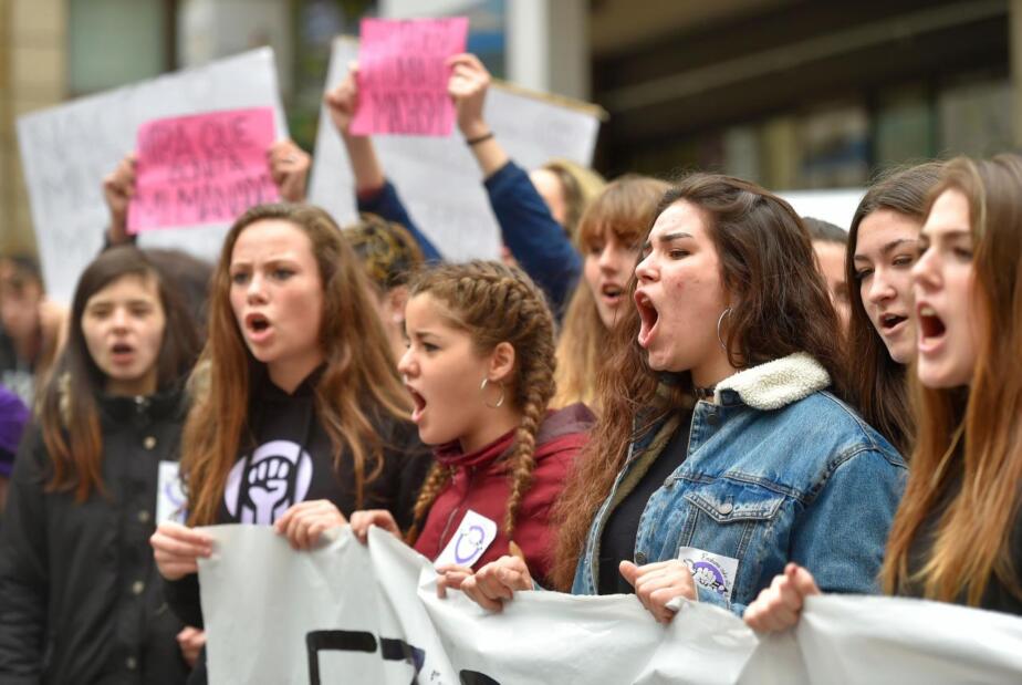 Noored naised protesteerivad vägivalla vastu, ajendiks 18-aastase neiu vägistamine Pamplona festivalil.