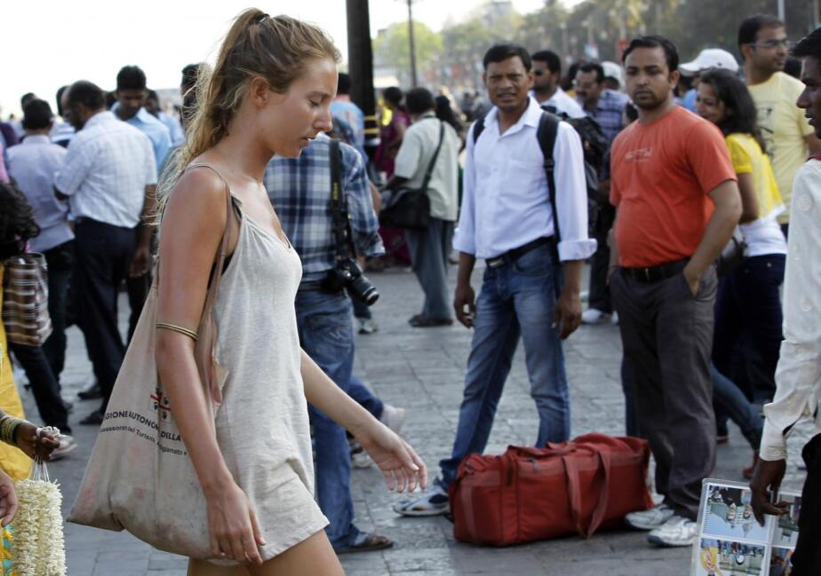 India mehed valget naist jälgimas.
