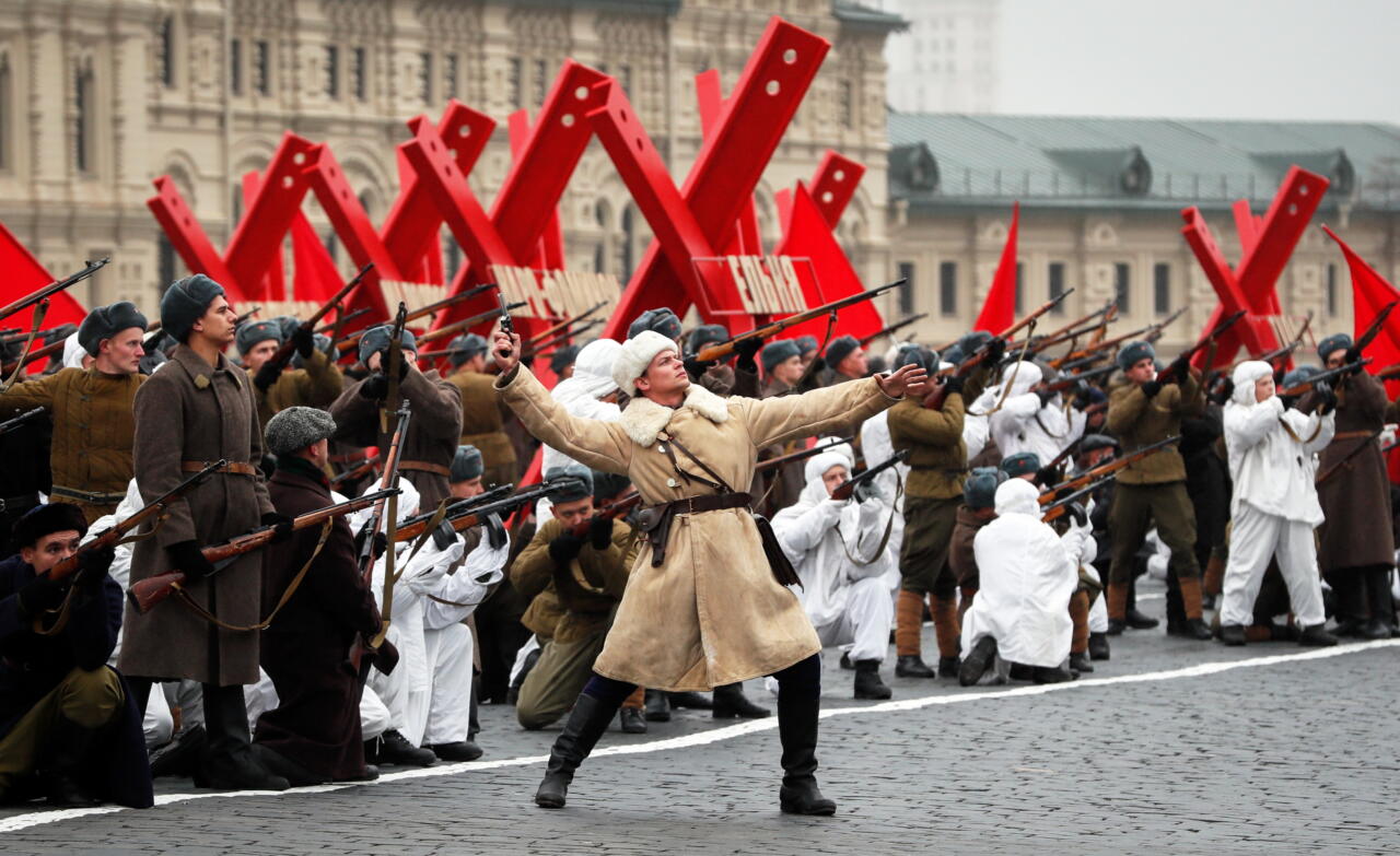 Где прошел парад в 1941 году. Парад 1941 года на красной площади. Парад 7 ноября 1941. Парад 7 ноября 1941 года в Москве на красной площади. Парад в честь 7 ноября 1941 года.