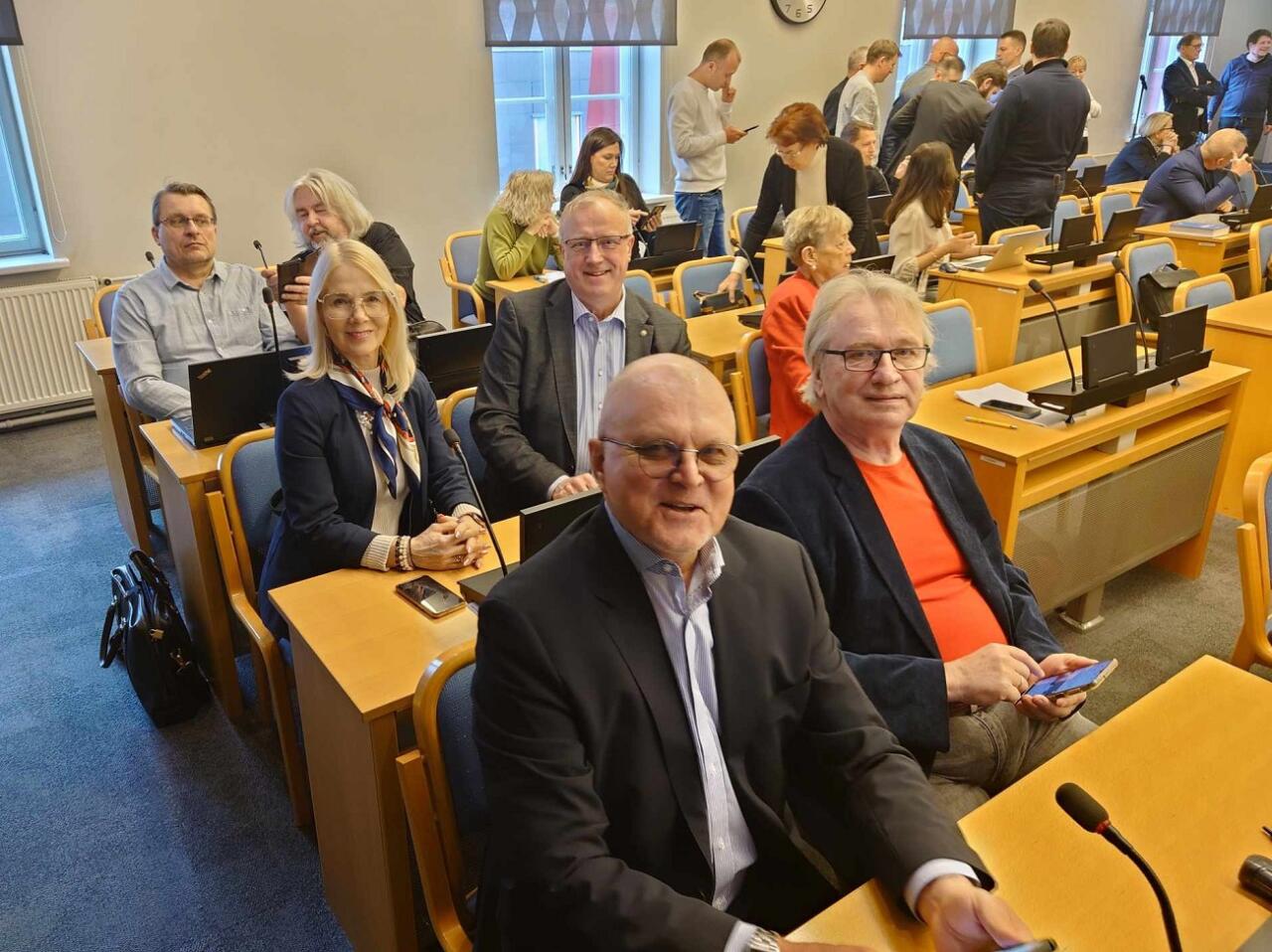 Opositsioon näitas Tallinna uuele võimuliidule hambaid:  linnapea sai umbusaldusavalduse ja päevakord hääletati maha