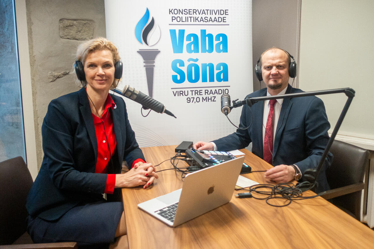 Konservatiivses raadiosaates “Vaba sõna” räägivad EKRE poliitikud Evelin ja Anti Poolamets järjekordsetest maksutõusudest, olukorrast Eesti ajakirjanduses, samu