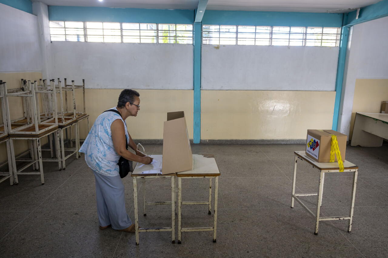 Nii meie elektroonne netihääletus kui Venezuela elektroonne jaoskonnahääletus pakuvad mõlemad sedeli kohta kinnituse. Meie süsteemi pakutav kinnitus on digiallk