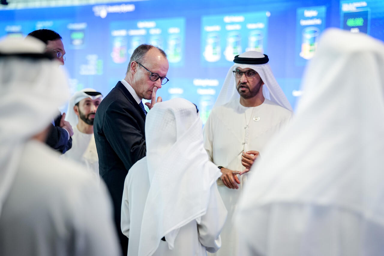 Tänu pooletoobiste ja debiilikute murdmatu liidu vastutustundetule tegevusele vaevleb vabariik juhitamatu energia lõksus. Keegi ilmselt ei osta endale ega oma f