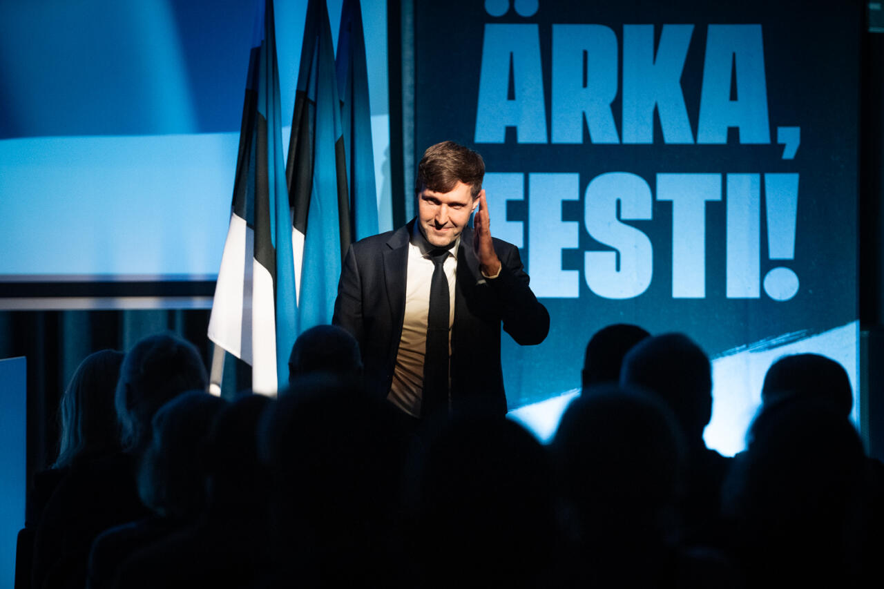 EKRE juhtpoliitikute Martin ja Mart Helme suur kõnetuur jõudis eile Haapsallu, kus lisaks neile esines täissaali ees kõnega ka Helle-Moonika Helme. Üle-eestilis