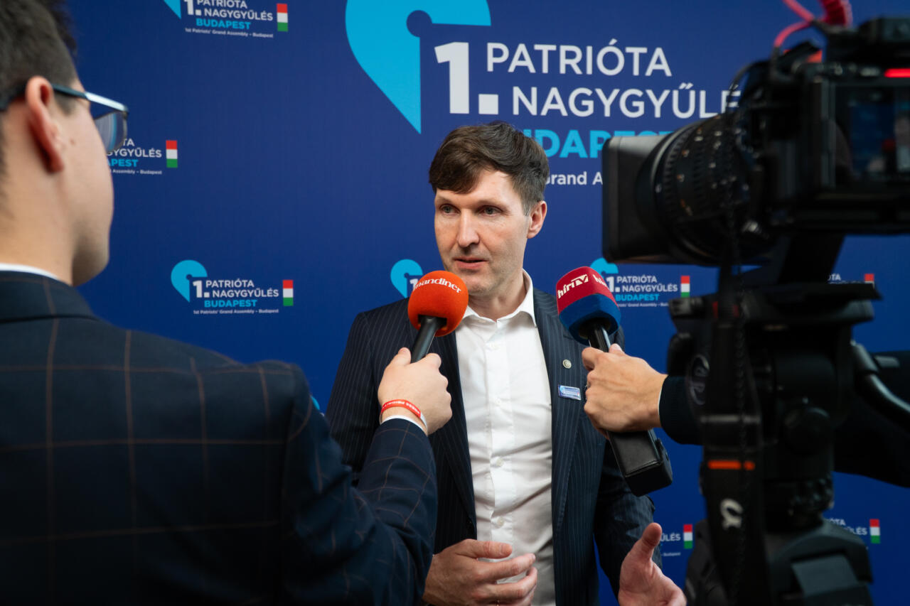 Eesti Konservatiivse Rahvaerakonna poliitikud eesotsas erakonna esimehe Martin Helmega saabusid äsja Budapestist, kus nad osalesid esimesel patriootide suurkogu