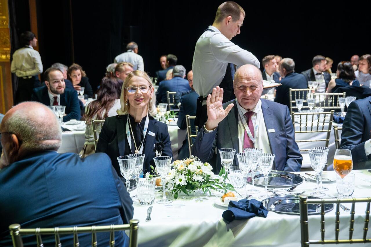 EKRE poliitikud Mart ja Helle-Moonika Helme vahendavad muljeid Budapestist. Hea on olla koos inimestega, kes mõtlevad nagu meie, meil on ühised teemad, me mõist