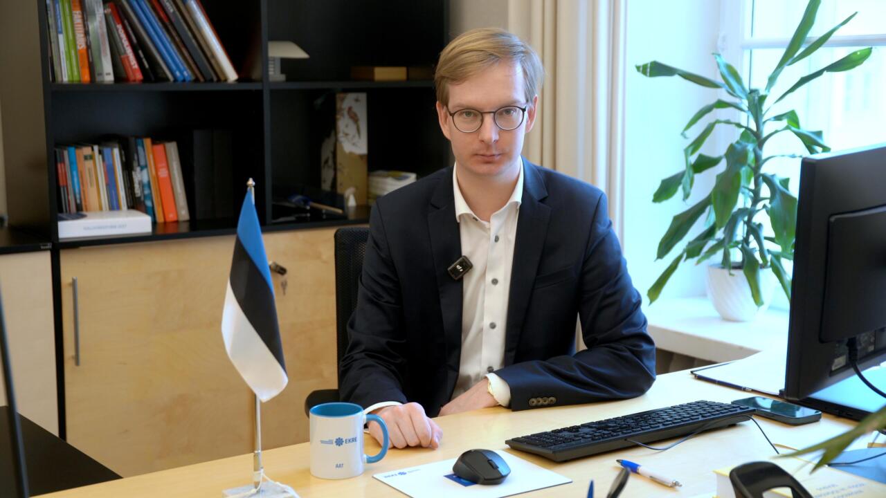 Samal ajal kui Eesti peredelt kärbitakse toetusi ja maksukoormus kasvab, kulutab riik sadu eurosid iga üksiku rongireisija peale Tartu–Riia liinil, mis sõidab s